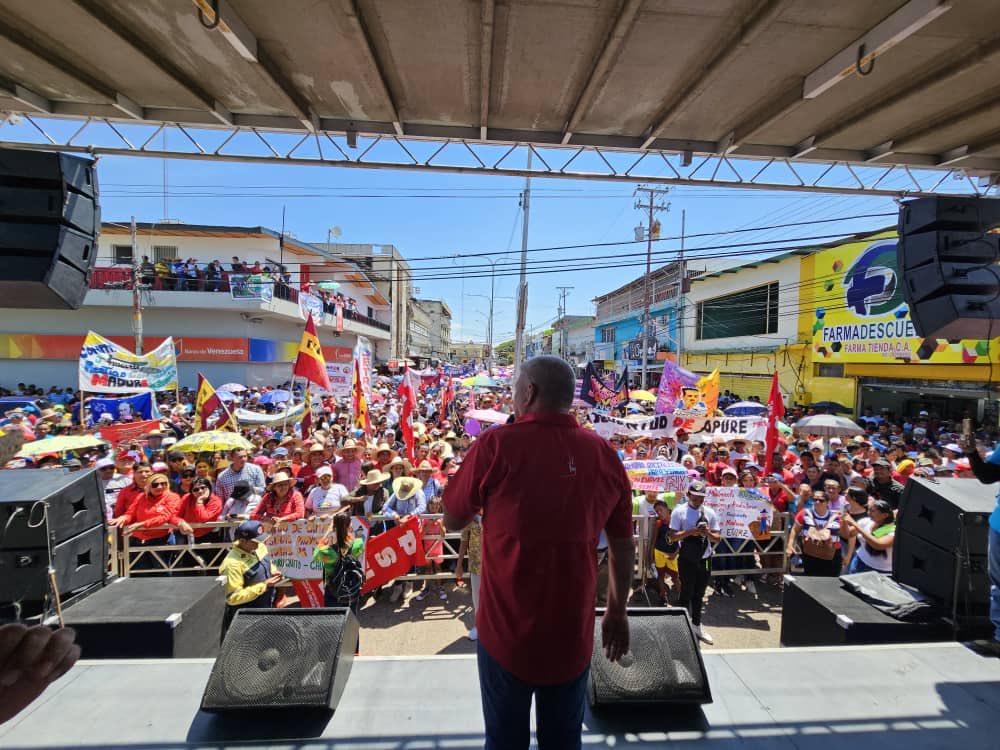 eduardopiate2's tweet photo. Impresionante marcha de más de 14 mil campesin@s, pescador@s y agrourban@s realizamos hoy en San Fernando de Apure, en apoyo al presidente ⁦@NicolasMaduro⁩ y la Revolución Bolivariana ⁦@dcabellor⁩ ⁦@delcyrodriguezv⁩ ⁦@PartidoPSUV⁩ ⁦@PSUVEnApure⁩ https://t.co/IvW7cI3RWN