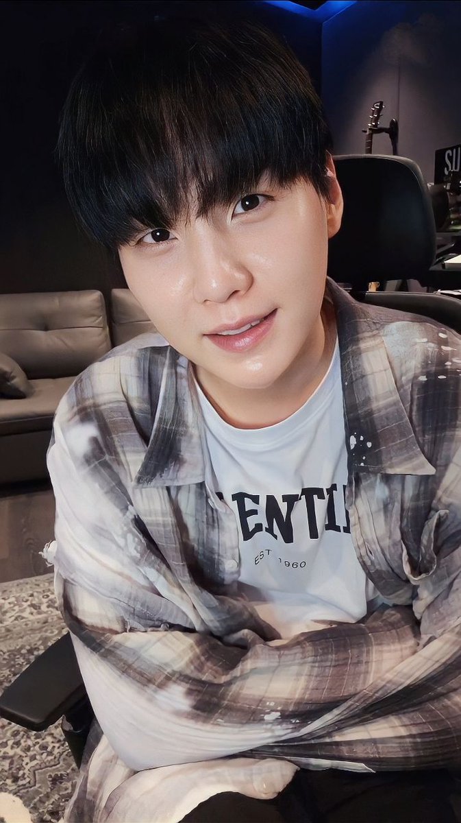 Afifani2's tweet photo. Panjang umur kita semuanya, supaya bisa ketemu lagi di 2025 💜 #To2025_WithSUGA https://t.co/I7xzR5LCt3