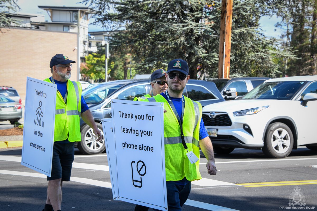 RidgeRCMP's tweet photo. 🎵Sign! Sign! Everywhere a sign!🎵
If you were driving by @YourMapleRidge City Hall yesterday, you may have seen our #MessagesInMotion signs reminding drivers and pedestrians to stay safe and aware when on the road. RSTT was also out to give those who needed it an extra sign.🎫 https://t.co/d3bX3Ebs0r