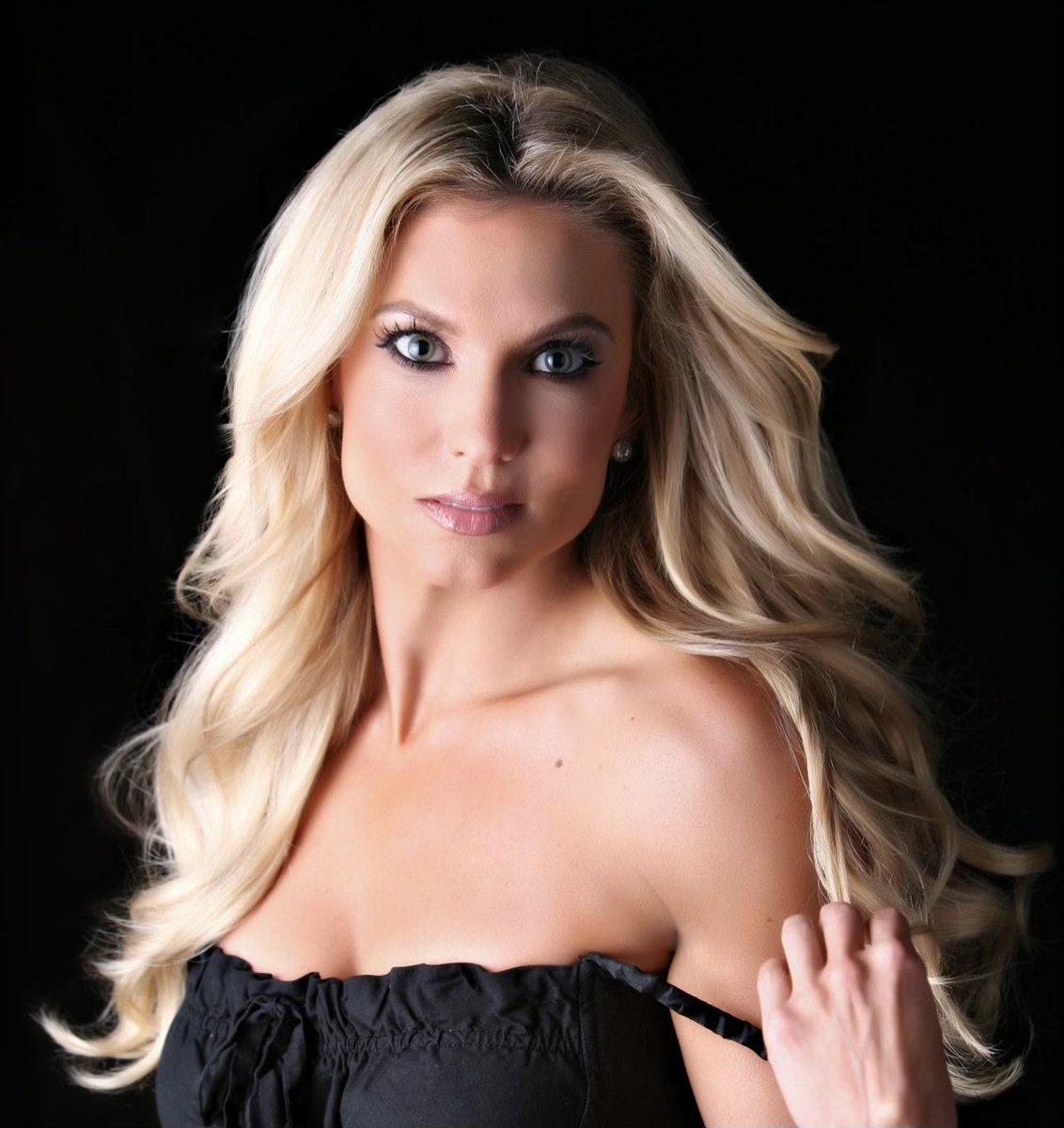 I’m so excited to tell you we have 3 new shows on the calendar for this year!!! 

10.27 - Charleston, West Virginia 
10.28 - Pennington Gap, Virginia 
12.2 - Anderson, Texas 

Tickets and venue information: julieroberts.com/tour

See y’all soon!!! ❤️