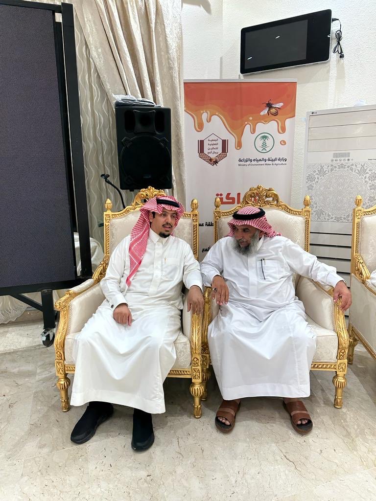 تشرفنا بزيارة مدير فرع البيئه والمياه والزراعه بمنطقة عسير المهندس احمد محمد آل مجثل اثناء جولته لتفقد سير العمل للدورات التدريبيه التي تنظمها جمعية النحالين التعاونيه برجال المع وقد استمع الجميع لتوجيهاته  وتطلعاته واستعداده لتسهيل كل متطلبات النحالين له منا كل الشكر والعرفان