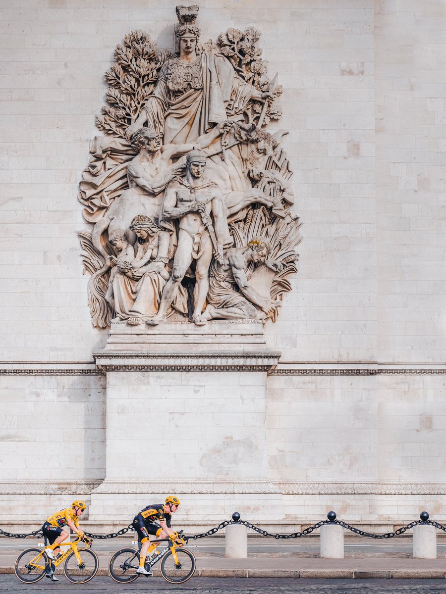 Nathan Van Hooydonck and Jonas Vingegaard, my favourite photo of the pair on the final stage in Paris 📸 I can’t imagine what it’s  like to have a dream taken away from you the way it has happened to Nathan. May you find joy soon in all the other things in this life.