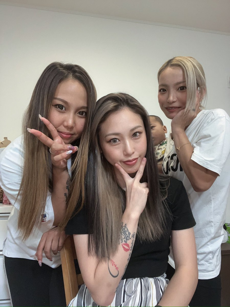 NaraAithin's tweet photo. この2人ギャルすぎて会話ついていかれへんけどだいちゅき🫰🏻♥️

はよ飲みに行きたい🥺 https://t.co/sqaHpHqyR1