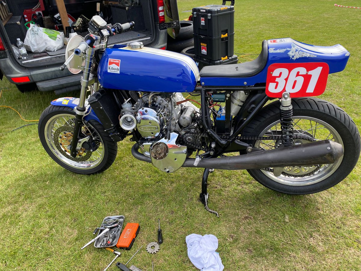 kieranzxt's tweet photo. @SimonHbikes @SuzukiBikesUK Saw a guy racing one at Aintree last year. Sounded mega https://t.co/sGsFB0lnsQ