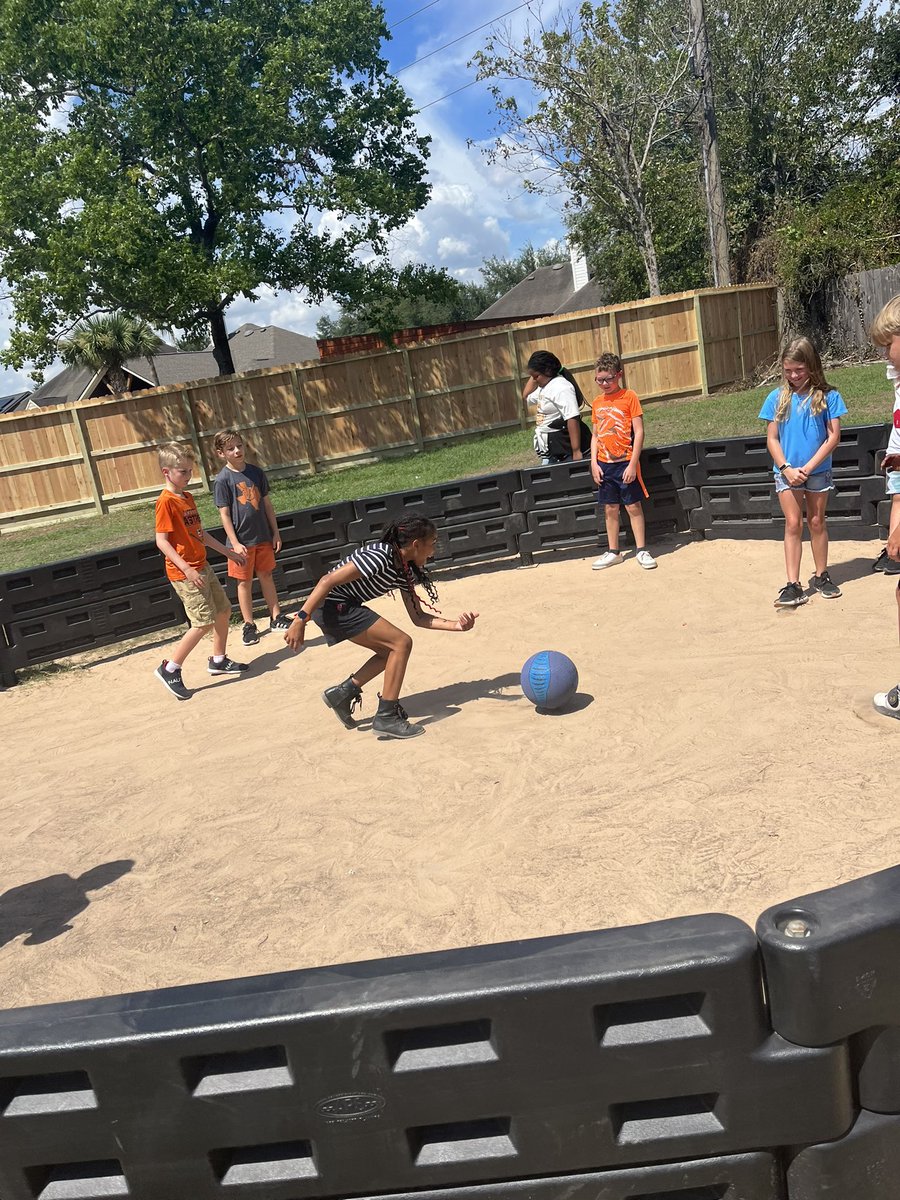 MsBurrillFCE's tweet photo. Recess fun!🛝☀️ @HumbleISD_FCE https://t.co/cJyY8s5hud