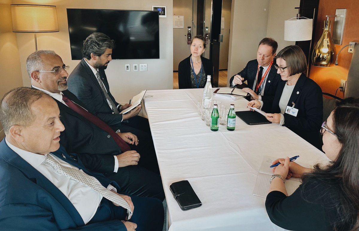 منظمة اللجنة الدولية للصليب الأحمر واحدة من المنظمات الأممية التي لها حضور انساني فاعل في كثير من البلدان ومنها بلادنا، لقائي اليوم برئيسة المنظمة السيدة ميرجانا سبولياريك أتاح لي الفرصة لأتقدم بالشكر والامتنان لفريق عمل المنظمة في بلادنا الذي ساهم في إنجاح عملية تبادل الاسرى.