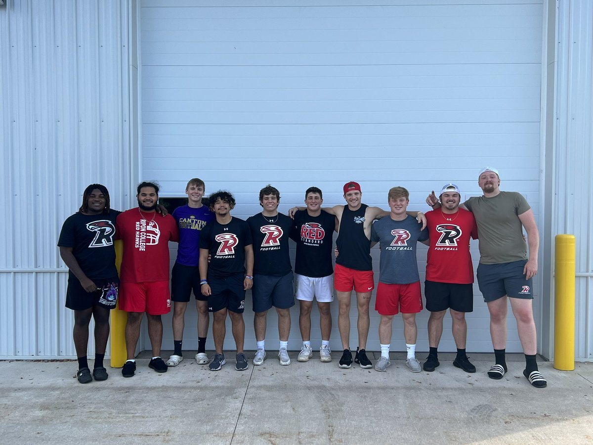 RiponRedHawkFB's tweet photo. Thank you to Diverse Options for allowing our guys to give back to the Ripon Community! #HawksGiveBack #BeRed 🔴⚪️ https://t.co/eOb4gXTel7
