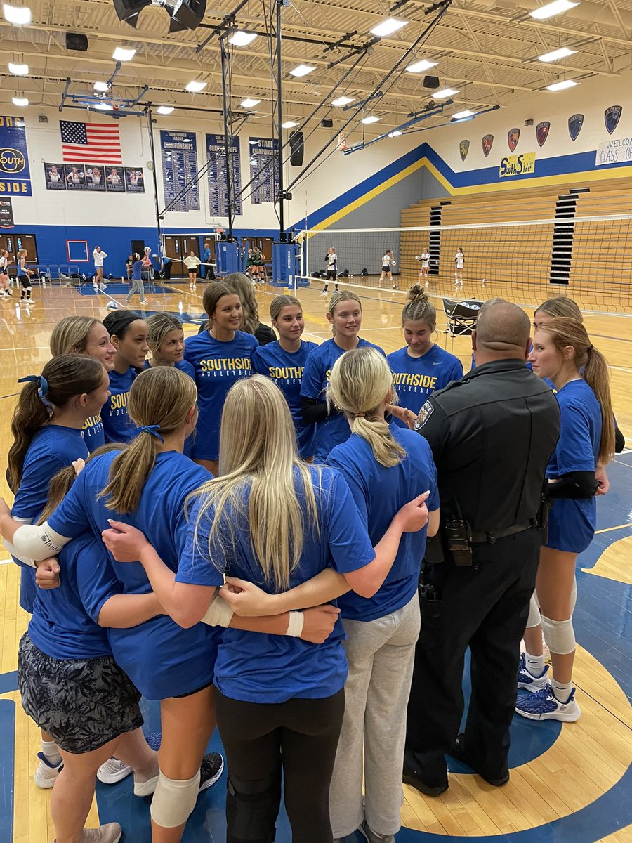 olathesouth_vb's tweet photo. Officer Jaegers with some final words of wisdom. #southsidepride @OlatheSouthHS @ADAthleticsOS @OlathePolice https://t.co/IA9VgVO3ND