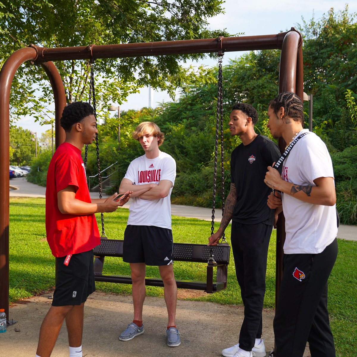 LouisvilleMBB's tweet image. 502 Fly By at the Big Four Bridge ☑️

Keep your eyes peeled and your notifications on, Card Nation! You never know where we might be next 🤫

#GoCards
