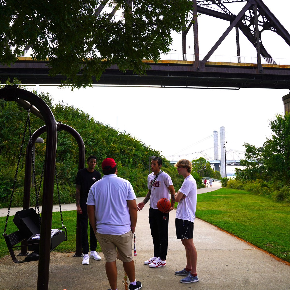 LouisvilleMBB's tweet image. 502 Fly By at the Big Four Bridge ☑️

Keep your eyes peeled and your notifications on, Card Nation! You never know where we might be next 🤫

#GoCards