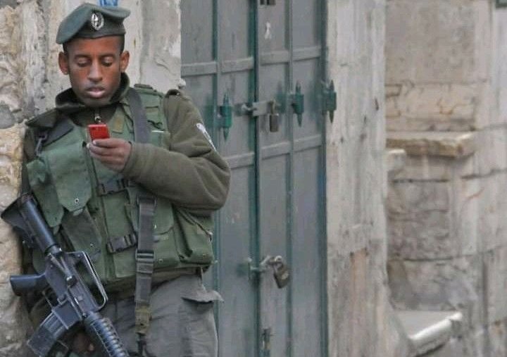 Yo en medio de la Guerra tuiteando que me quedé sin balas