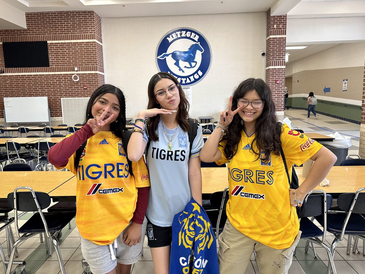 laniAP50's tweet photo. Metzger is having a great time with Spirit week for Hispanic heritage. Our kids are getting into the Spirit too! 👍🏻😊#Metzgerpride https://t.co/9Nz7z43Z3P