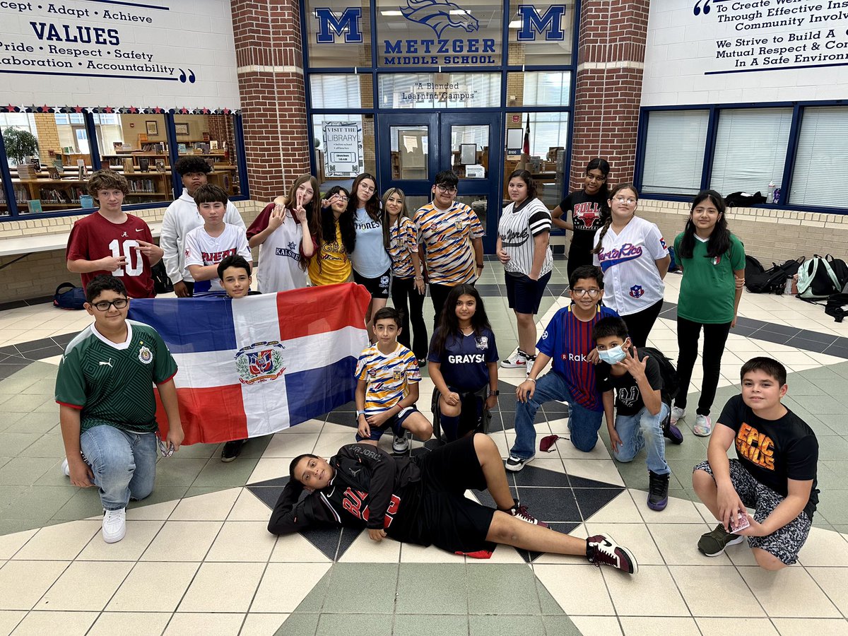 laniAP50's tweet photo. Metzger is having a great time with Spirit week for Hispanic heritage. Our kids are getting into the Spirit too! 👍🏻😊#Metzgerpride https://t.co/9Nz7z43Z3P