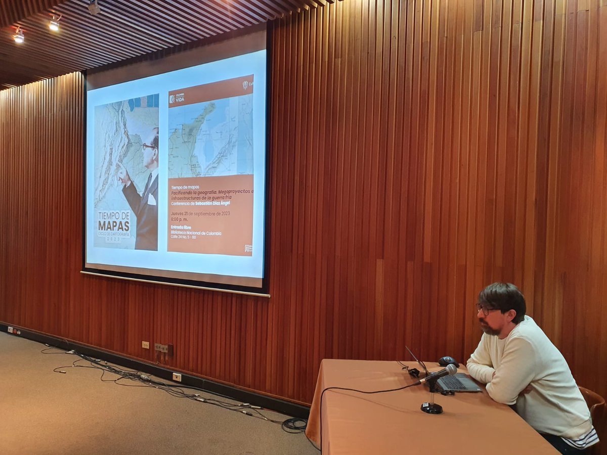 BibliotecaNalCo's tweet photo. Empezamos la charla «Pacificando la geografía. Megaproyectos e infraestructuras de la guerra fría» con Sebastián Díaz Ángel.
Sigue este hilo y acompáñanos con los destacados.
#TiempodeMapas https://t.co/I2HDhD18qy