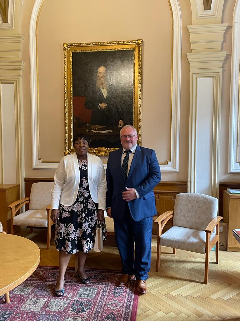 DavidHonys's tweet photo. Open and enjoyable discussion today with H. E. Mosa Ditty Sejosingoe about opening new ways to strengthen the scientific collaboration between
@CzechAcademy🇨🇿 and 🇿🇦 @Akademie_ved_CR https://t.co/tBSsiMhyMi