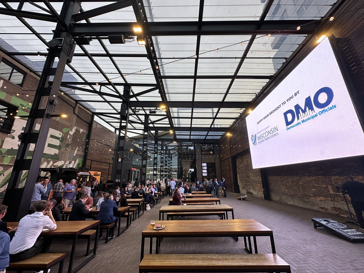 NationalDMO's tweet photo. Awesome turnout tonight for our joint reception with the @trades_council as @AngelaRogensues addresses the group! #DMOSummit https://t.co/bD3ir0kniw