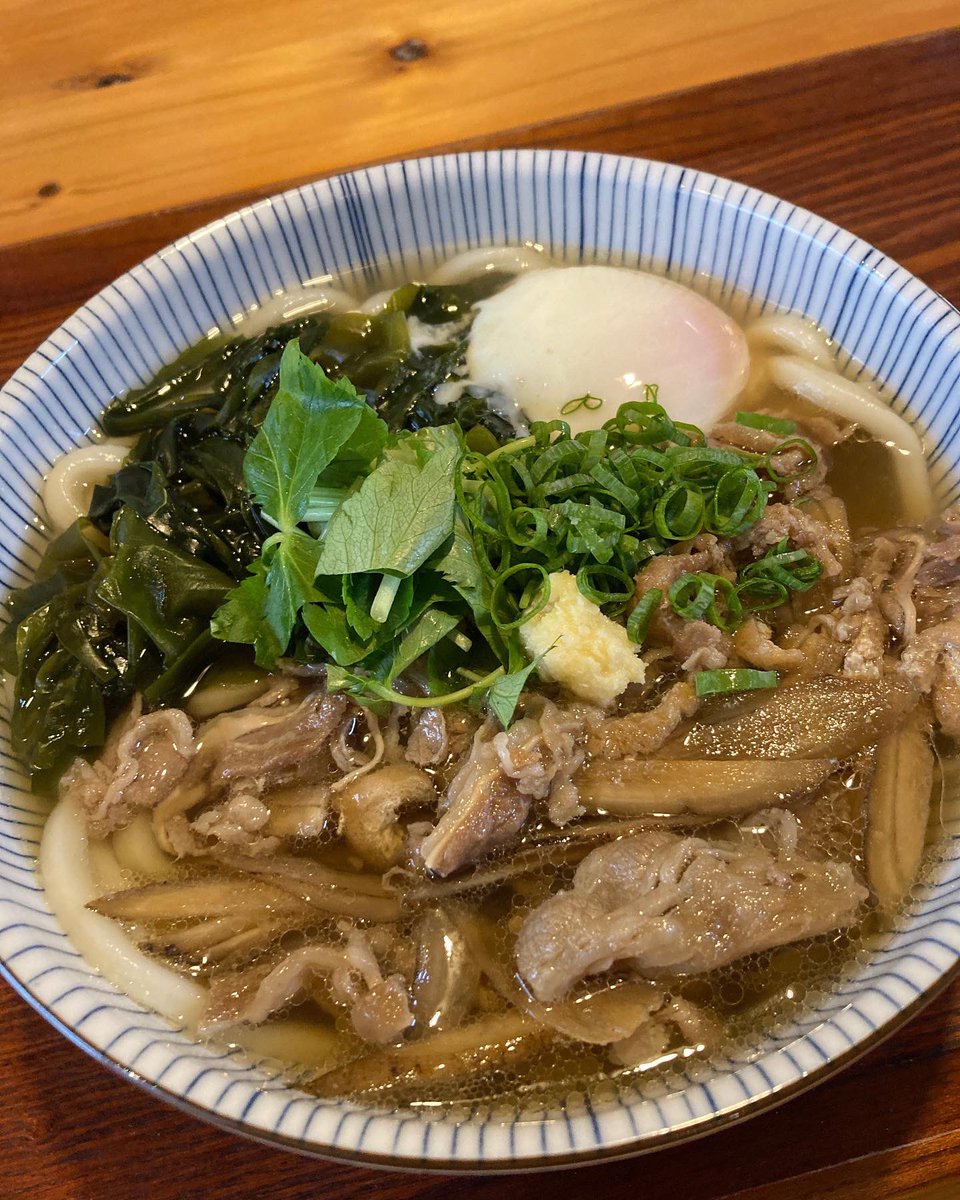 SakamotoUdon's tweet photo. 「肉ごぼううどん」

さっそく大人気の肉ごぼうシリーズ🙏‼️
ほっこり派のあなたにはこちらがオススメ💁‍♀️

さかもと自慢のかけ出し汁をうどんにかけたら甘辛く炊いた肉ごぼうをドサッとのせて🍖

鳴門産ワカメと温玉を添えて
さぁ召し上がれ♨️

↓続きます https://t.co/xuEx491PAd