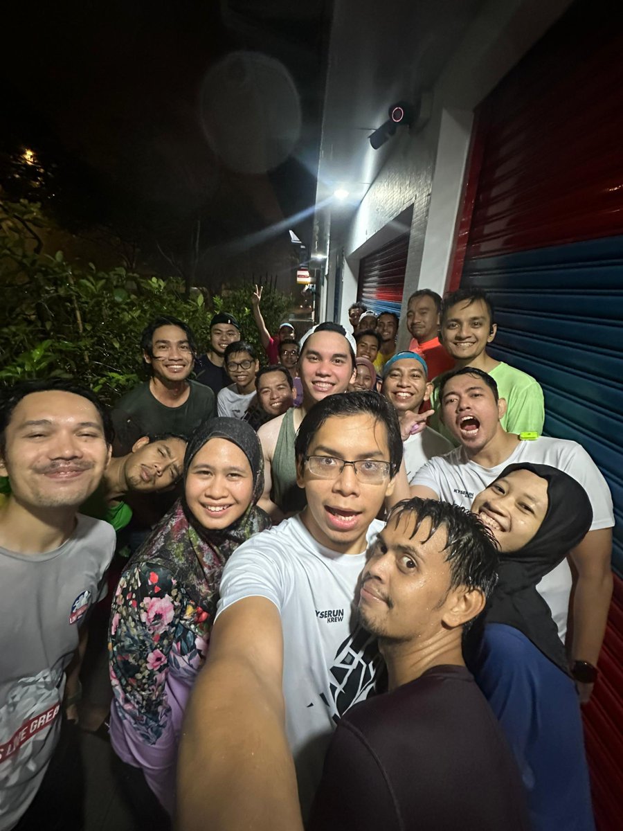 mahirahf's tweet photo. Drenched. Nasib baik sempat sampai Hamza sebelum hujan lagi lebat. Thank you @amilah_md teman sayaaaa. #AMSession @KyserunKrew https://t.co/cNgIZgHyOO