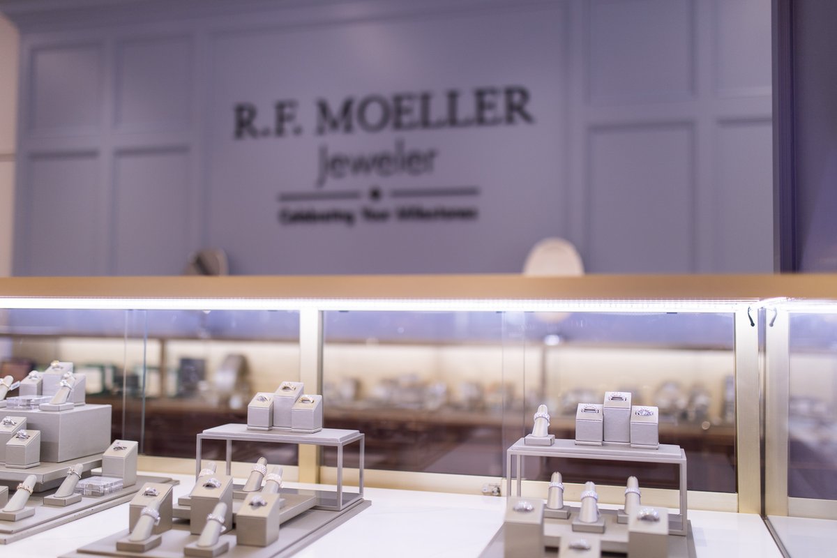 SPACC's tweet image. What an eventful day for St. Paul businesses! Today we celebrated Ribbon Cutting’s for both the unveiling of Comcast's Lift Zone and the revamping R.F. Moeller Jeweler! 

Congratulations on these amazing milestones! 👏

#ConnectingSTP