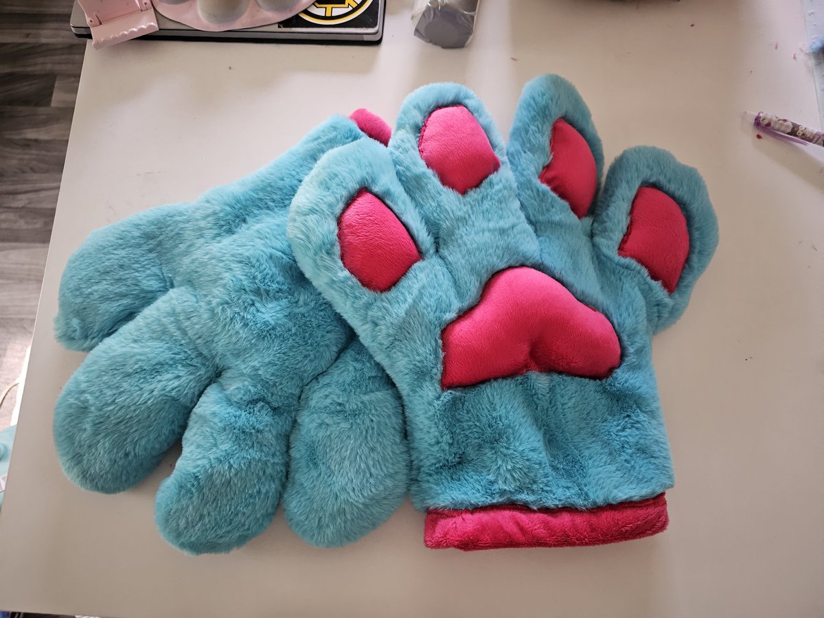 FullFur's tweet photo. Almost done a bird tail for a partial, and finished some colorful handpaws for a fullsuit the past couple days! https://t.co/xqk02A1pOi