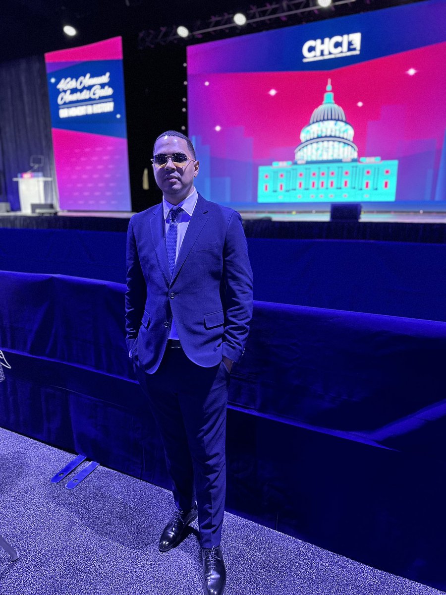 Gracias al congreso de los EEUU <a href="/CHCI/">CHCI</a> por la invitacion a la 46th gala anual del Congressional Hispanic Caucus Institue 🇺🇸🇩🇴 Gracias a Dios por las bendiciones y oportunidades. <a href="/RepEspaillat/">Adriano Espaillat</a> ❤️ No veo los demas podcasteros aqui. Saludos al Team Drake y mi familia de <a href="/alofokefm/">Alofoke FM</a>