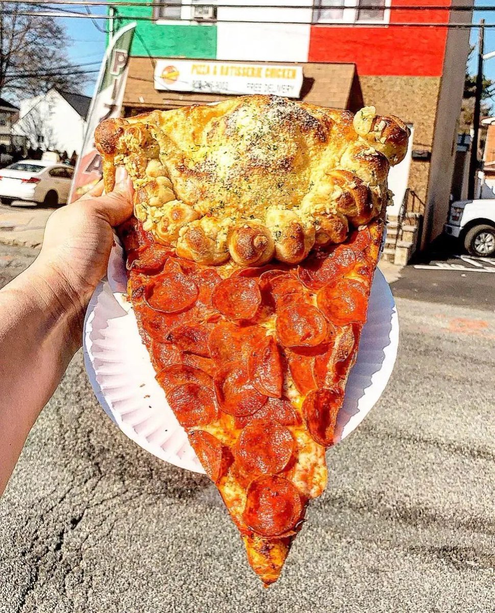 messedupfoods's tweet photo. the triple threat (pizza, garlic knots, and calzone) https://t.co/h1DNB0nagn