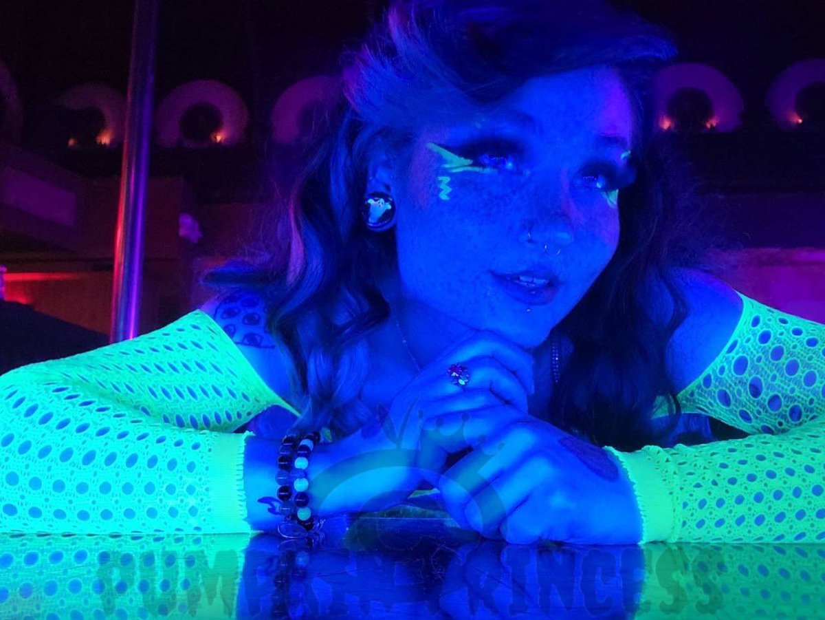 xpumpkinxpatchx's tweet photo. electric paradise #blacklight #blacklightmakeup #uvmakeup #uvlight #green #fishmets #greenfishnets #mplsstripper #mplsdancer #midwestdancer #midweststripper #gothgf https://t.co/e8aGliOz5G