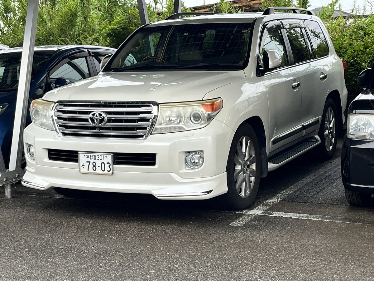 ARIN_Rowlands's tweet photo. 朝からとんだトラブル

契約してる駐車場に、他の車が停まっていて、会社に行けない😰

こんなことで遅刻なんてアホらしい
こいつに請求したい！！
どかしてくれ〜〜！ https://t.co/Xk3JUZ4T0v