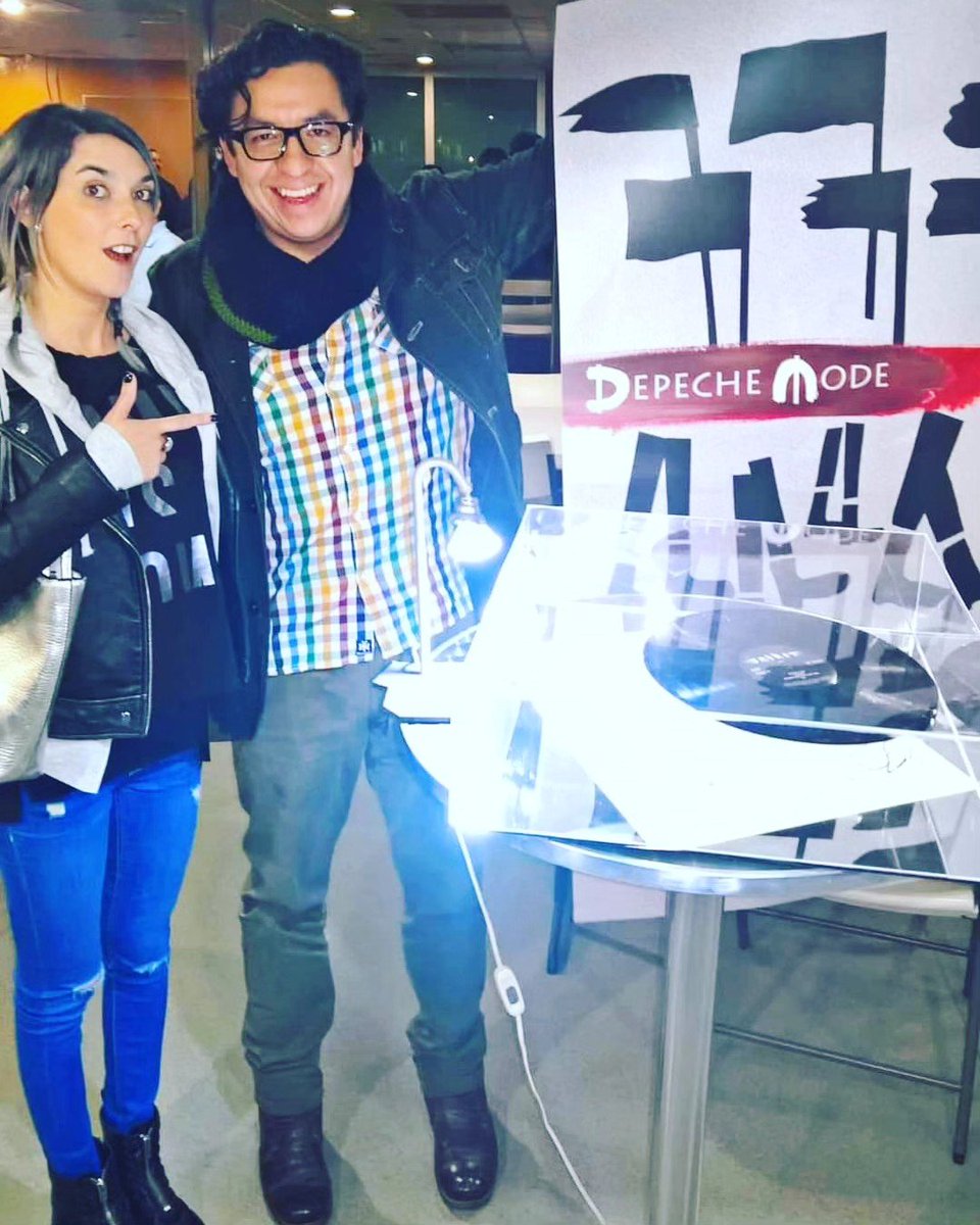 OscarSua's tweet photo. Tuve que vender mi boleto para
@depechemode
y ahora resulta que grabaran el concierto... A pain that I am used to.. Heeelp
@Marialadelradio
#Enhorabuenaenorden #DepecheMOde #DepecheModeMexico https://t.co/eESscY5QCW