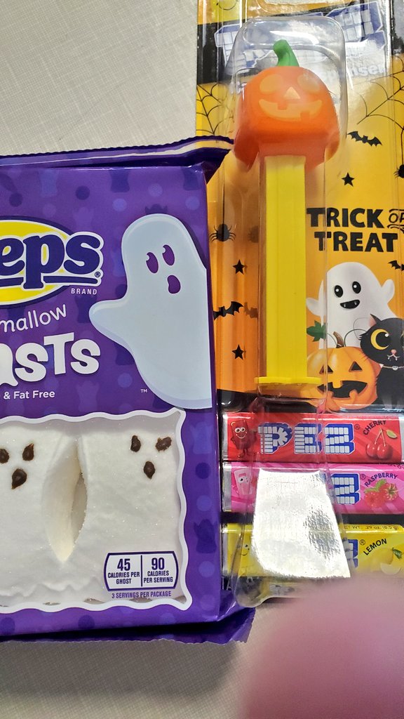 teachwritenow's tweet photo. Birthday treat via #Halloween. Boootiful start to the day (even before PLC!). #notrick #justtreats #1monthleft #SG https://t.co/PGhn24ctVX
