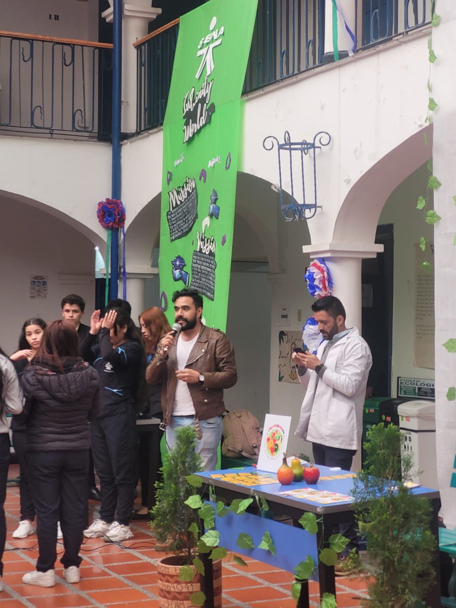 SENABoyaca's tweet photo. Aprendices #CEGAFE  #Tunja realizaron Feria Empresarial en Inglés, denominada 1st Business Summit, allí se mostró los emprendimientos de los estudiantes vinculados al #SENA y los proyectos que estan trabajando al finalizar su formación lectiva empleando el idioma inglés. https://t.co/iHm2rcDt5Z
