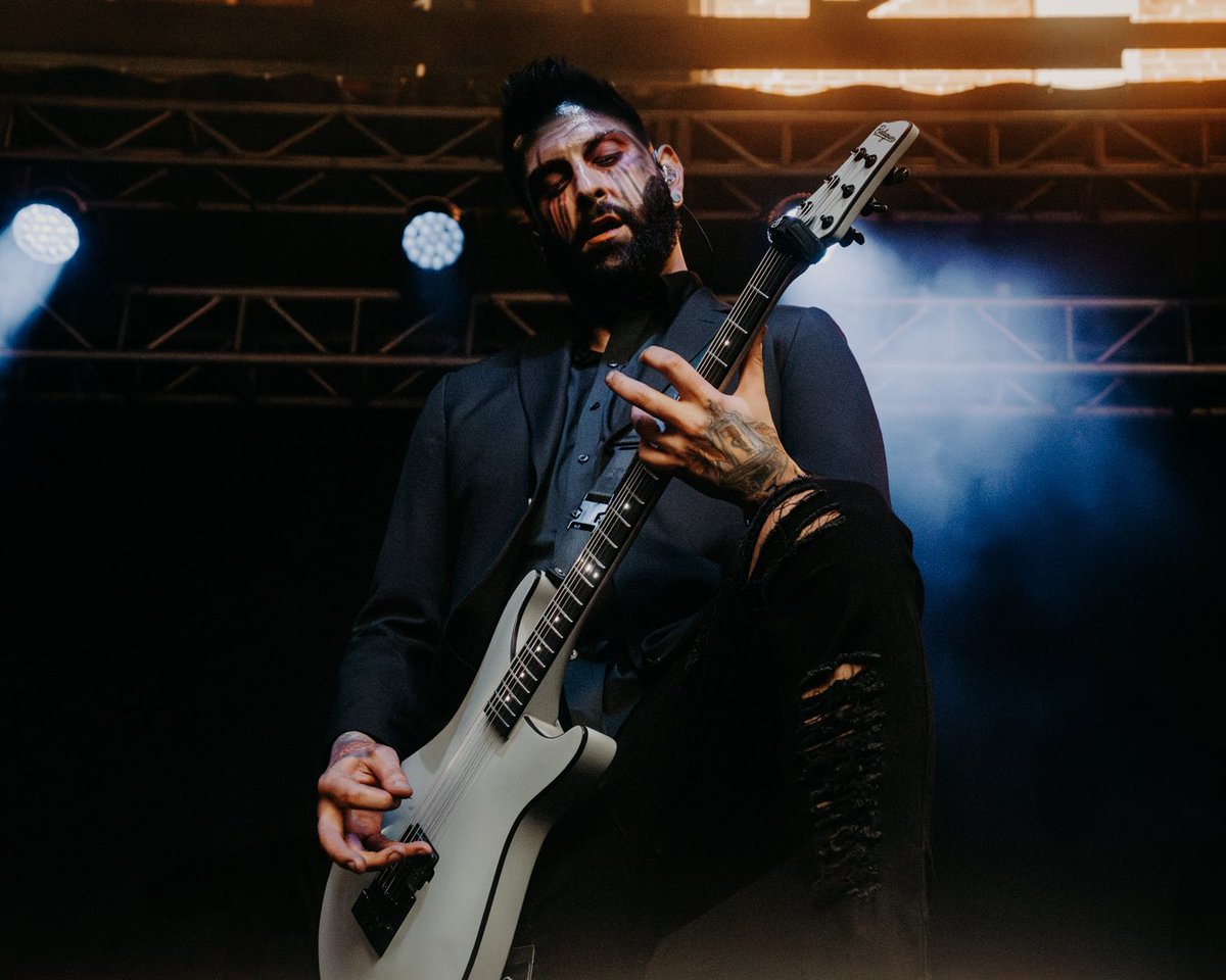NYNE_Photo's tweet photo. Here’s some of the shots we got from @DarkDivineMusic at @JannusLive when they opened for @TheHeartagram &amp; @blackveilbrides 🔥

Full coverage #COMINGSOON to our website! 📸

https://t.co/4fOeZTuWMh

@NickyHdezPhoto 

| #DarkDivine #JannusLive #ConcertPhotography #NYNEPhoto https://t.co/yOiNZR46v0