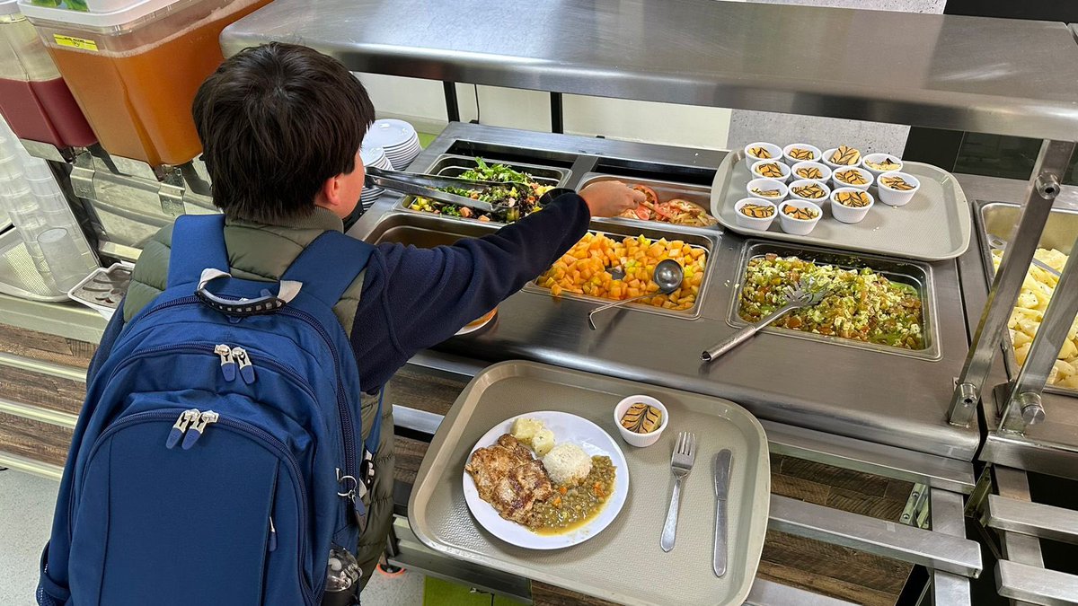 3 semaines depuis l’ouverture de notre nouveau restaurant scolaire. Notre chef et toute son équipe en cuisine travaillent avec passion pour offrir des repas variés et équilibrés à toute notre communauté.