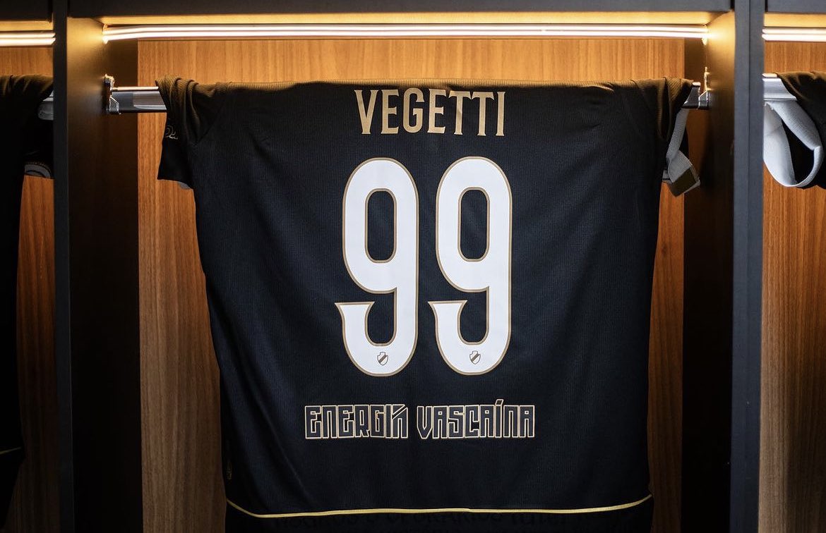 🏴‍☠️ Pablo Vegetti com a camisa do Vasco da Gama: 

7J 
6 ⚽️
1 👞

Participou dos 14 pontos que o Vasco somou desde que chegou ao Cruz-Maltino. Que jogador! 

📷: Leandro Amorim | Vasco