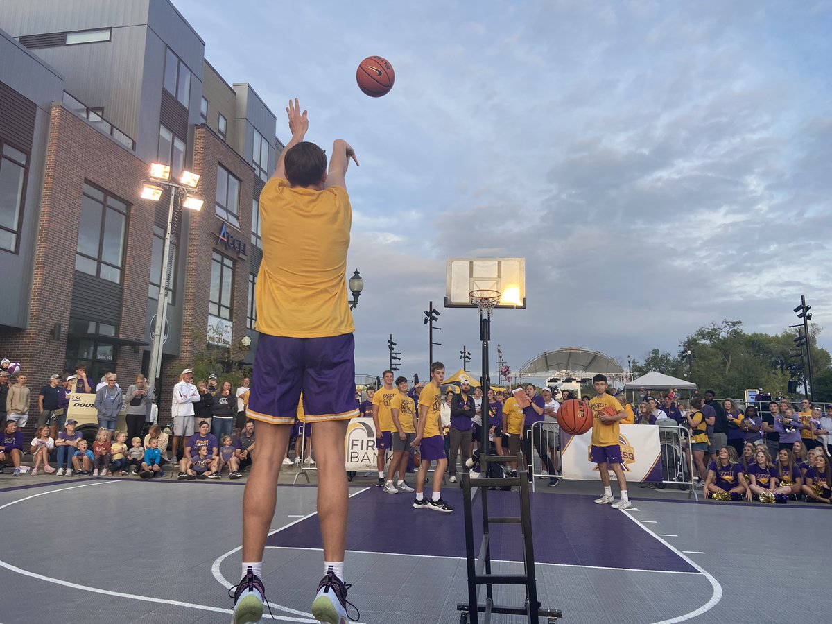 UNImbb's tweet photo. Sunset shooting 🌅 

#EverLoyal #1UNI #MainStreetMadness https://t.co/kUPeADqnVn