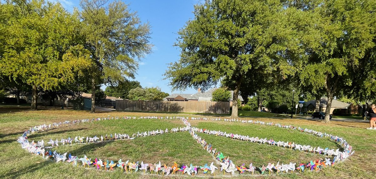 ClaytonTechTalk's tweet photo. ☮️ “Imagine…whirled peace!” Pinwheels for Peace @MKBMavs was absolutely amazing!
#CISDMissionPossible
#PinwheelsforPeace https://t.co/G5izYnnKSk