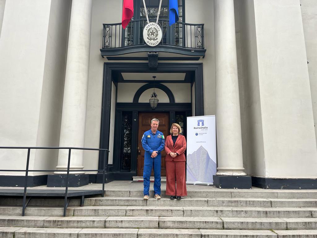 ValeriaBiagiott's tweet image. Un placer acoger otra vez en Santiago al General Roberto Vittori de @ItalianAirForce y astronauta de @ASI_spazio para fortalecer cooperación entre 🇮🇹 y 🇨🇱
@Expo2030Roma 
@ItalyinChile