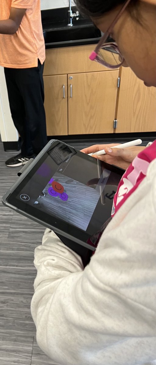 🔬 Exploring the world of atoms and molecules with AR Makr! Students turned into molecular magicians this week with #AugmentedReality. 🧪📚 @CMSWestWrangler #missionpossible #ARlearning #ScienceMagic #MoleculeMakers