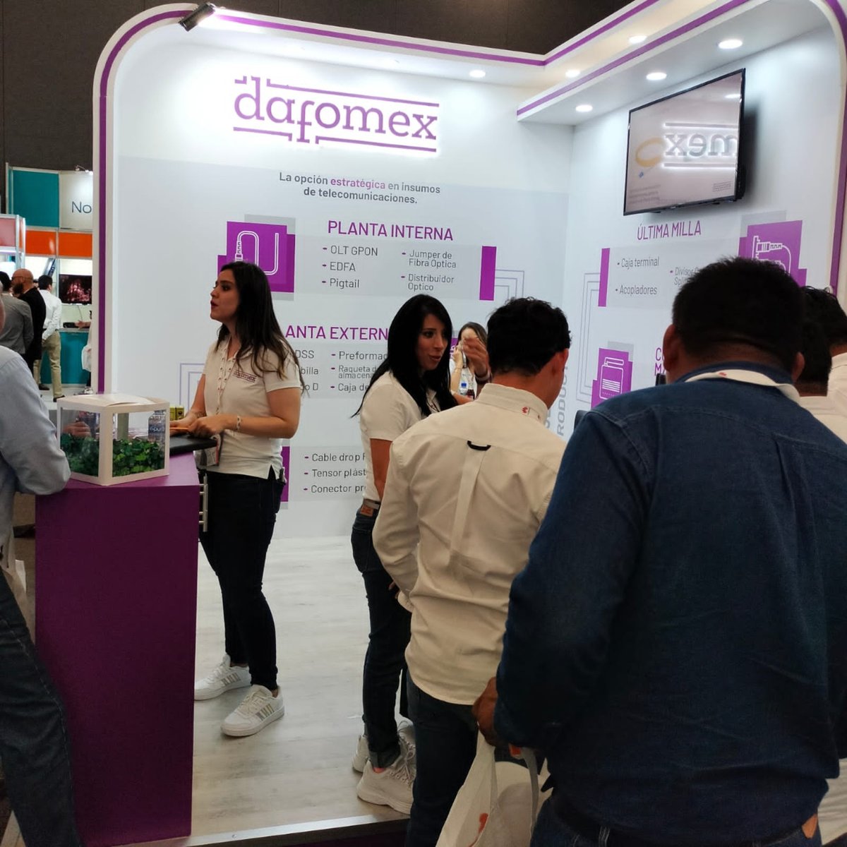 Descubre cómo la tecnología transforma la forma en que nos comunicamos y conectamos. 📞🌐

#Dafomex #csmx2023