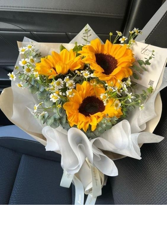 De: Tu mejor amiga.
Para: @morphollie

[ Flores amarillas ]

❝ Por nada del mundo permito que te quedes sin tus florecitas amarillas. Te amo con todo el corazón, mejor amigo, hilo rojo de la amistad. Eres la persona más importante en mi vida.❞