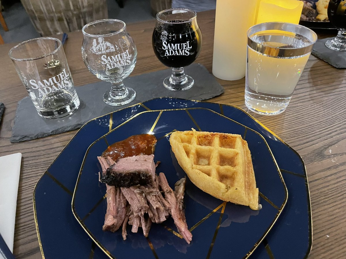 MassBrewBros's tweet photo. Octoberfest Beer Dinner at @SamuelAdamsBeer #Boston Brewery in #JamaicaPlain
Braised brats, cherry bomb turkey meatball, savory waffle, smoked brisket were paired with Octoberfest lager, barrel-aged Imperial stout and Utopia
#beerdinner https://t.co/k2g5NG27av