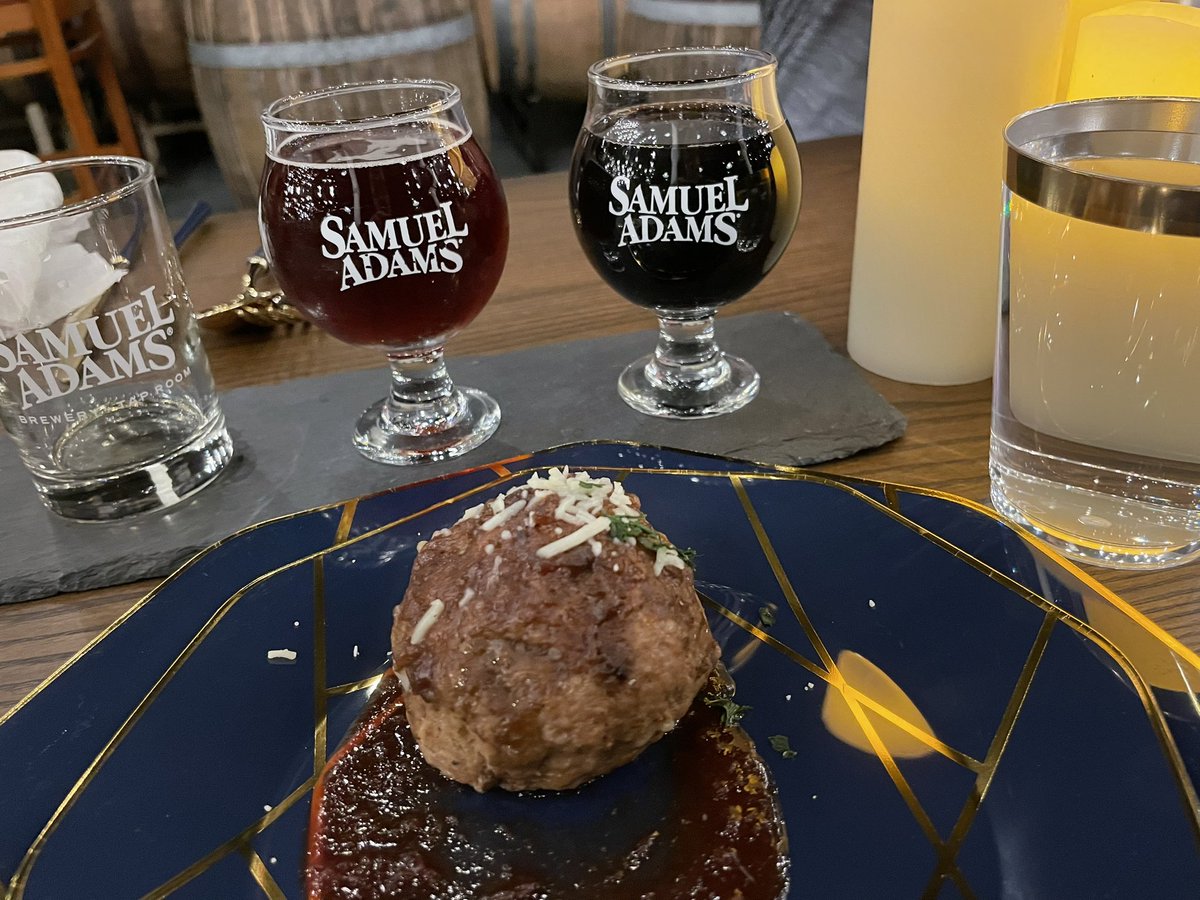 MassBrewBros's tweet photo. Octoberfest Beer Dinner at @SamuelAdamsBeer #Boston Brewery in #JamaicaPlain
Braised brats, cherry bomb turkey meatball, savory waffle, smoked brisket were paired with Octoberfest lager, barrel-aged Imperial stout and Utopia
#beerdinner https://t.co/k2g5NG27av