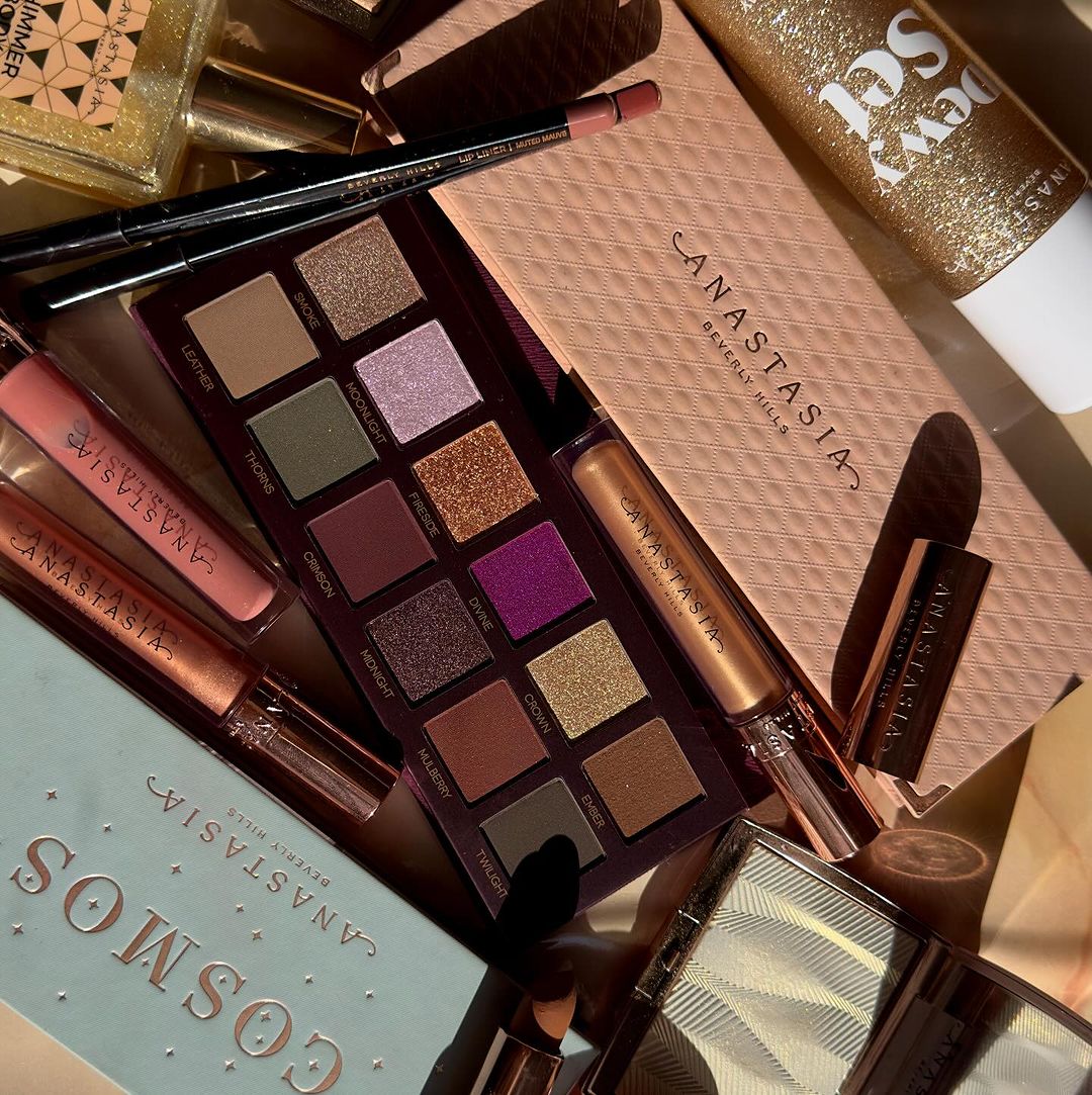 ABH EVERYTHING 😍✨ 
Stock up on your favorites here ➡️ bit.ly/3PNgr2Q

📸: makeupxoaddict (IG)
 
#AnastasiaBeverlyHills #ABHFallRomance #ABHCosmos #ABHLips