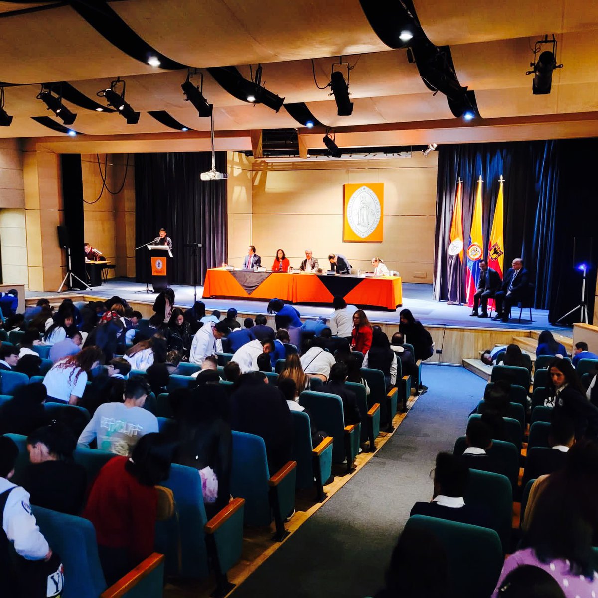 Educacionbogota's tweet photo. 🚀✨Junto a la @usbbog celebramos la certificación de 1160 estudiantes en el marco de la estrategia de •Inmersión a la Vida Universitaria• una oportunidad para el acercamiento con su futuro. Avanzamos en la #TransformaciónEducativa para jóvenes de Bogotá.👏🏻 https://t.co/2iGy0SGZ1I