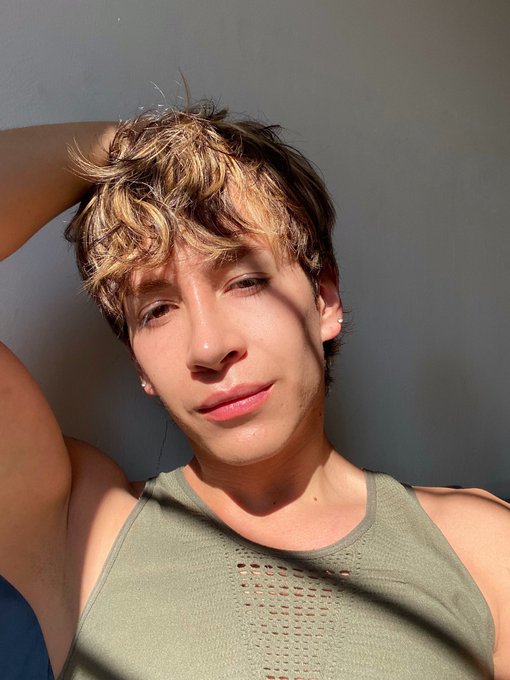 The face 👼🏼 / the gape 🕳️ https://t.co/gjI2tw7nyL