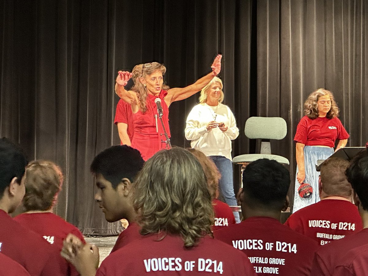 AUD214's tweet image. The 2nd year of Voices of D214 and the @District214 choir students didn’t disappoint! 🎶🎤 Big smiles and beautiful voices. Thank you guest director Stephanie Skzias for an amazing day🎶 @d214finearts @EG_Choir