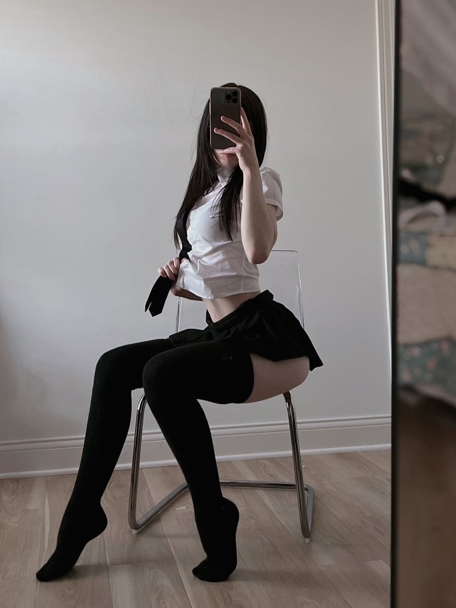 norafawn's tweet photo. HELP IT BROKE THE CHAIR https://t.co/DgGCHlztjt