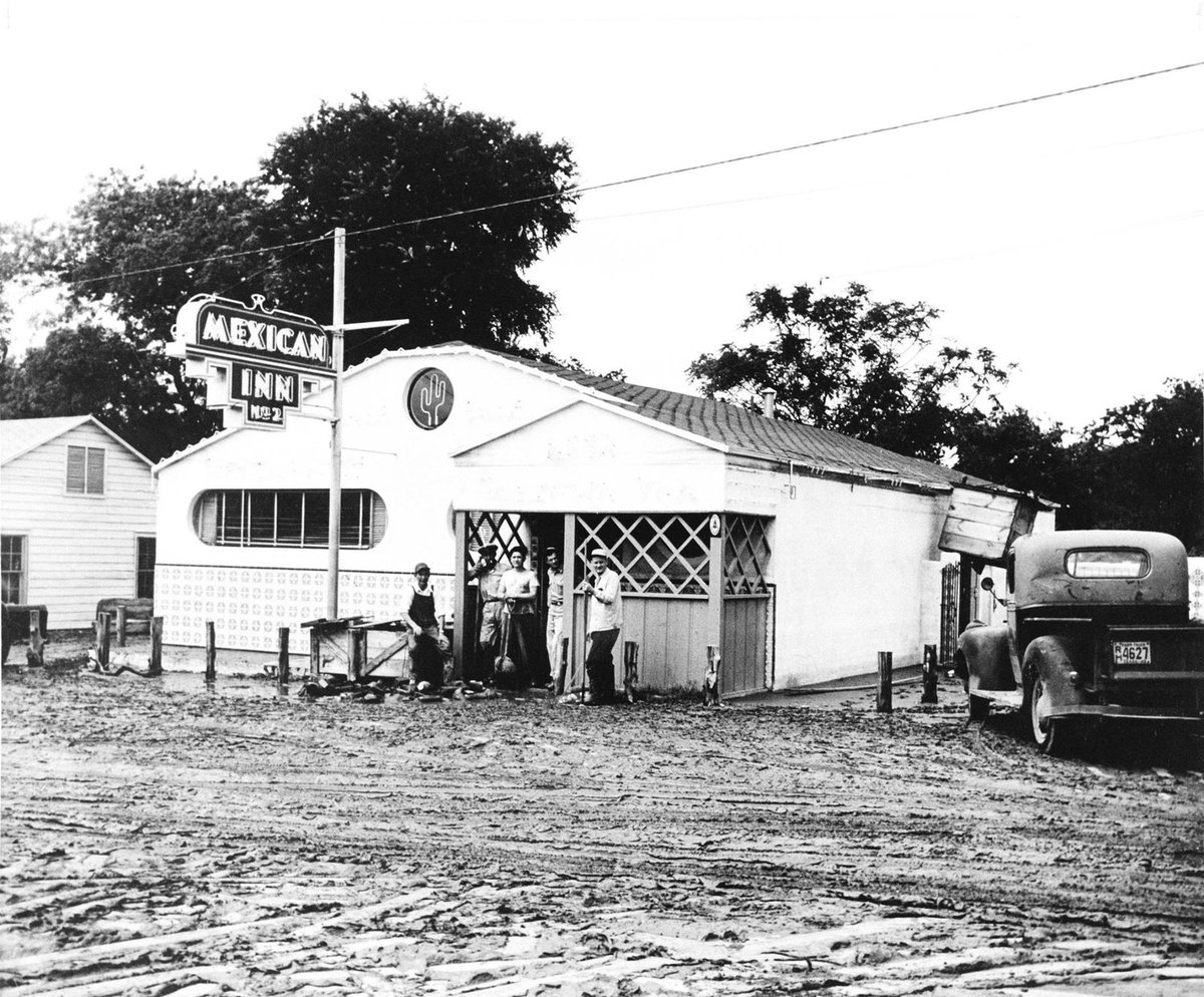 TracesofTexas's tweet photo. The Mexican Inn Cafe in Fort Worth in an undated photo. My friend Ralph tells me he first went to this  Mexican Inn in 1948 with his parents and has been eating in their restaurants ever since. 75 years later, both Ralph and the Mexican Inn are going strong. https://t.co/5MRHX86Xdi