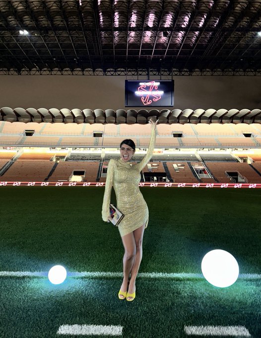 Just an intimate dinner in a STADIUM??? MILLE GRAZIE Off-White @acmilan @vogue_italia  ⚽️🩶💫 https://t