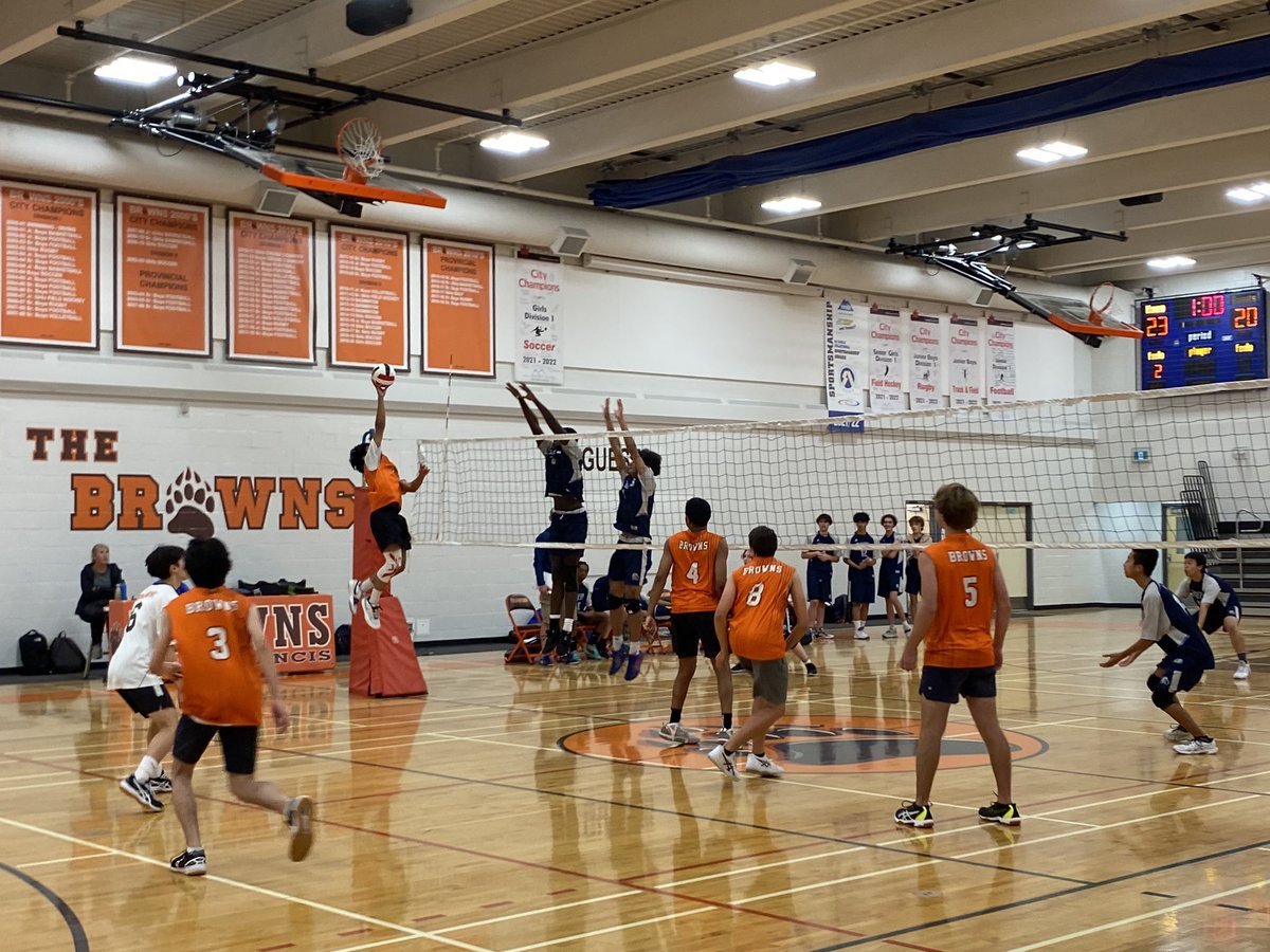 StFrancisCCSD's tweet photo. Great start to the season forJunior Boys Volleyball. Well done, Gentlemen! #GoBrowns 🐻🏐🐾 https://t.co/1HrsRAHxEs